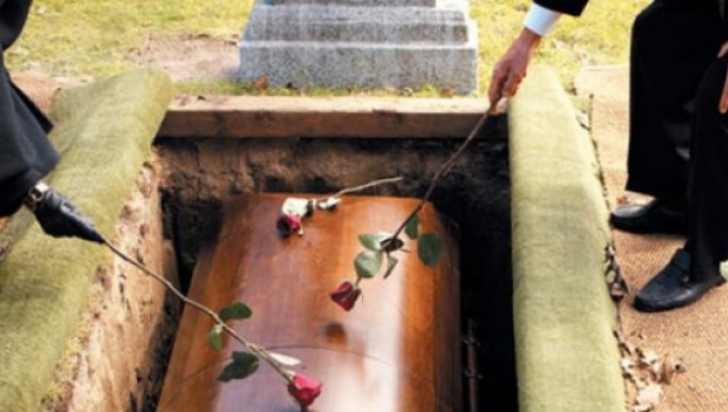 Ritualul păgân pe care îl fac românii la înmormântări! Legea creştină interzice aceste obiceiuri