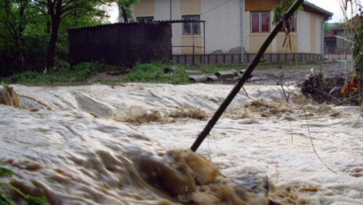 Doua masini ingropate de viitură.