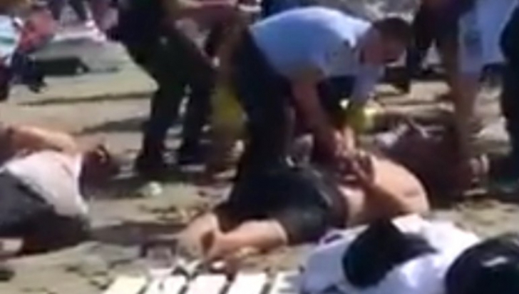 Bătaie pe o plajă din Mamaia! Mai mulți bărbați au agresat un barman și au tăiat un polițist