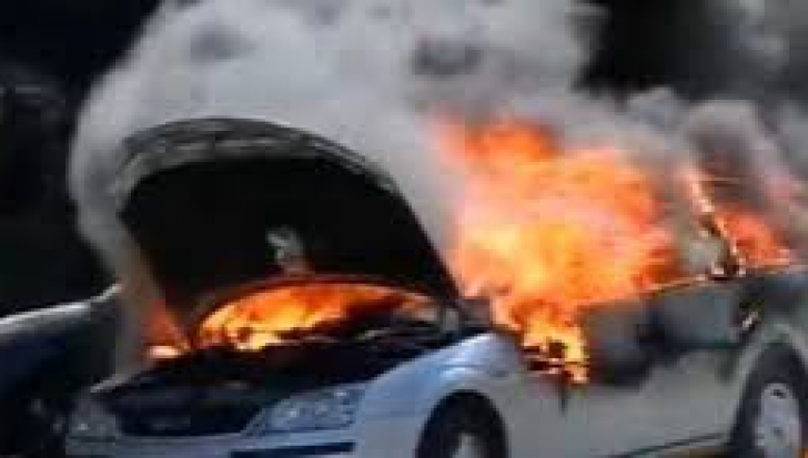O maşină a luat foc pe Autostrada Soarelui.