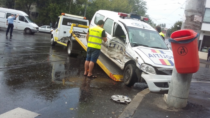 Mașină de poliție aflată în misiune, lovită în plin de un șofer neatent. Un polițist a fost rănit