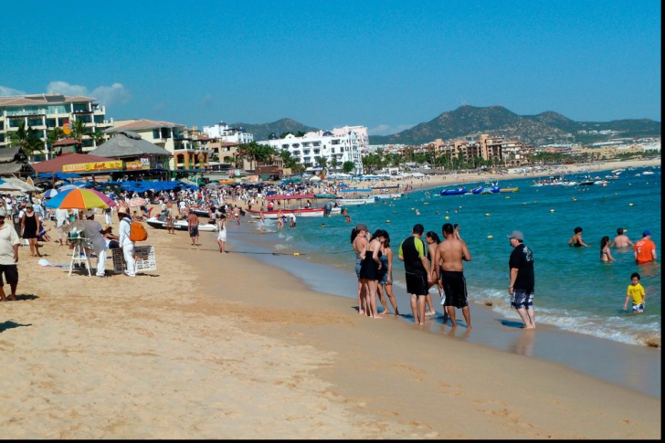 Atac ARMAT pe o plajă din Mexic. Trei persoane au fost ucise