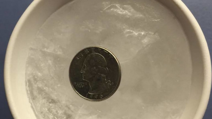 Dacă plecaţi în vacanţă, puneţi o monedă peste gheaţa dintr-un pahar. Rezultatele sunt UIMITOARE