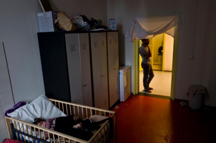 Închisorile goale, case pentru refugiaţi. Cum decurge o zi din viaţa lor