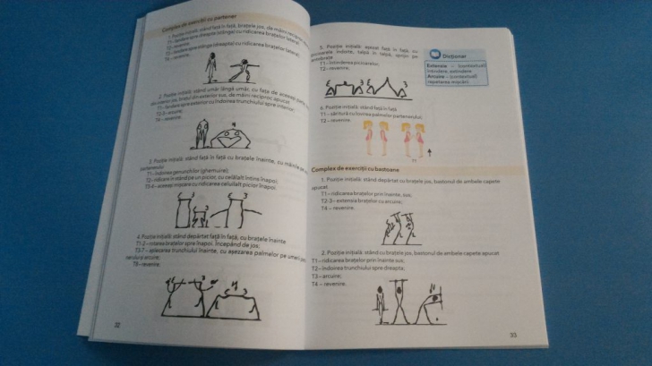 ABERANT: manualul care îi învaţă pe copiii de clasa a V-a să MEARGĂ, tipărit - FOTO
