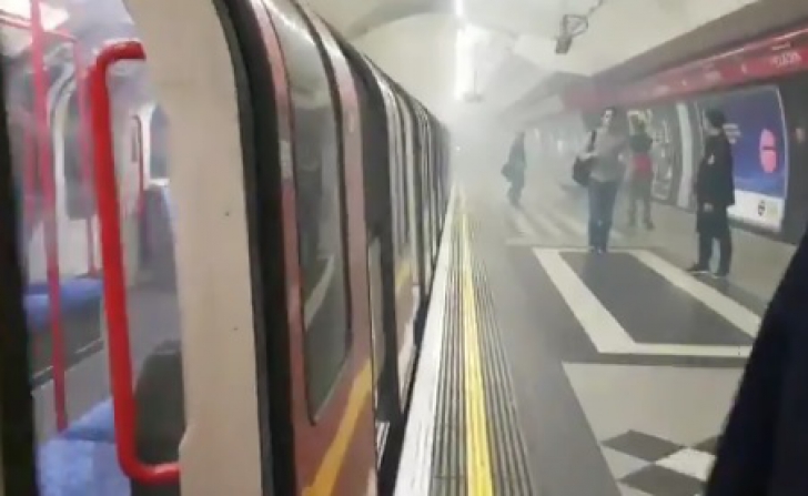 PANICĂ la Londra! O staţie de metrou a fost EVACUATĂ. Alarmă de incendiu: peronul s-a umplut de fum