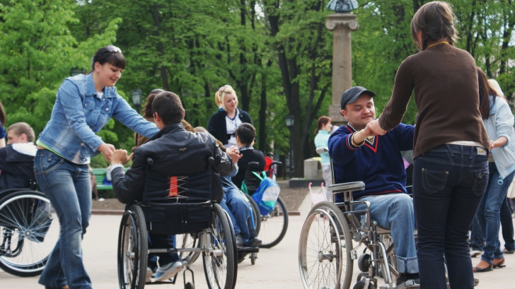 Guvernul a decis majorarea sprijinului financiar pentru persoane cu dizabilităţi