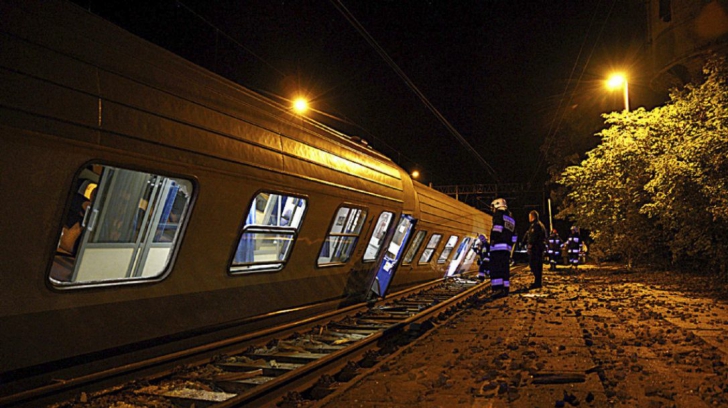 Zeci de răniţi, după coliziunea frontală dintre două trenuri