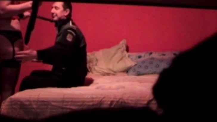 Decizie în cazul poliţistului filmat întreţinând relaţii sexuale cu o presupusă prostituată  