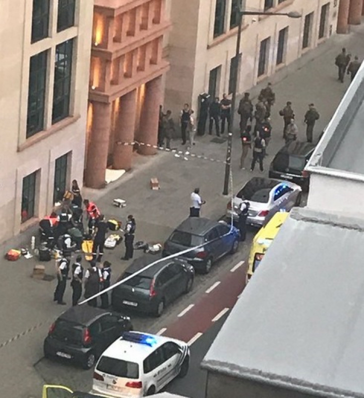 ATAC cu armă albă în Bruxelles. Un bărbat înarmat cu o macetă a înjunghiat mai mulţi soldaţi / Foto: Twitter