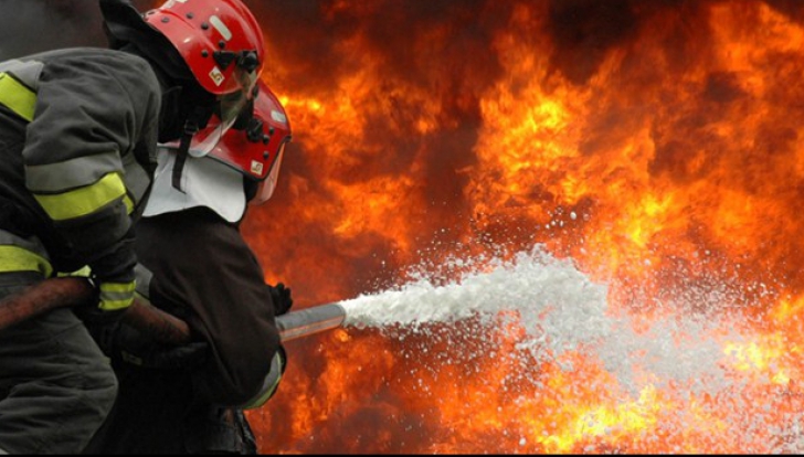 Incendiu în Neamț. A ars o fostă fabrică de mobilă