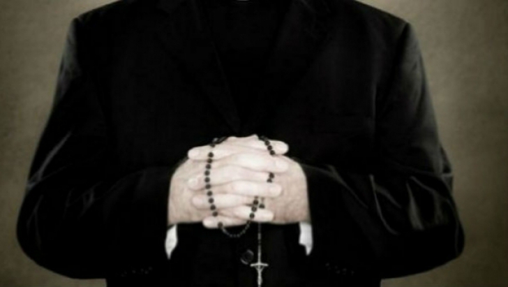Un preot propune ca episcopii să probeze castitatea.