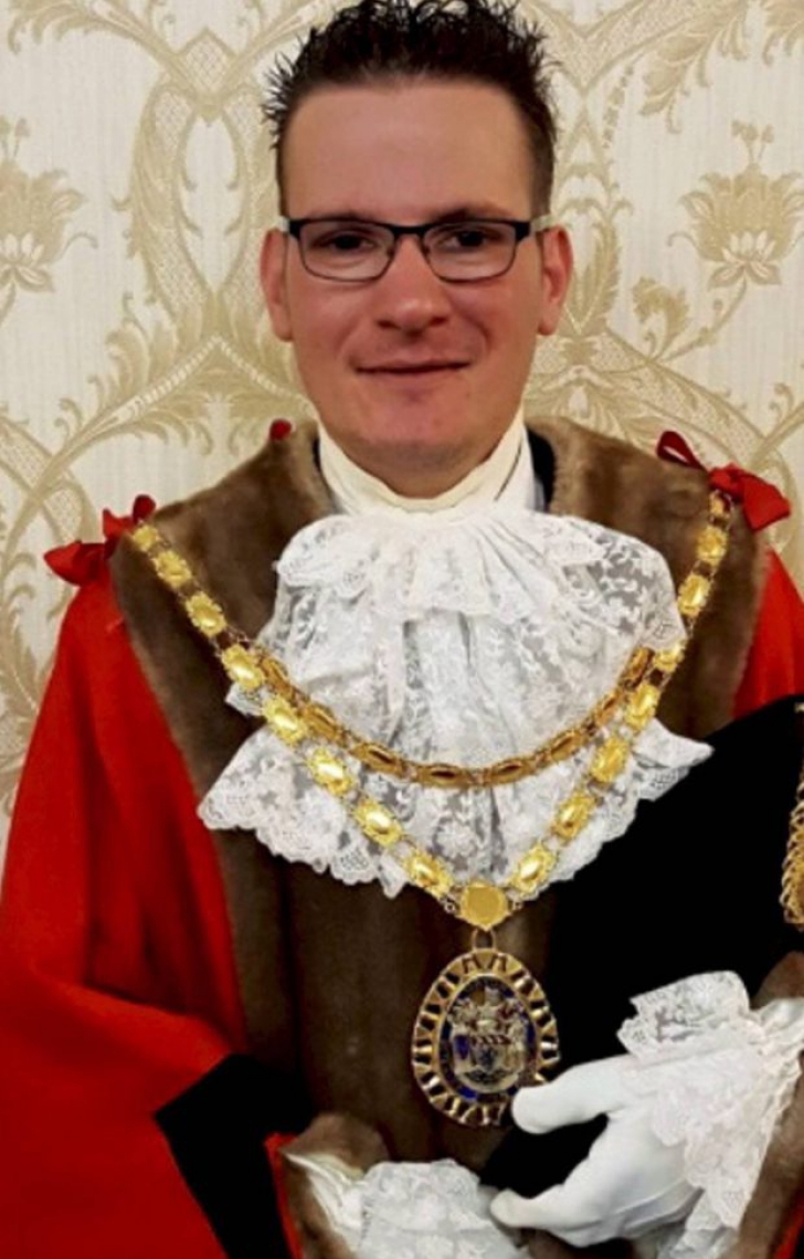 Cel mai t&acirc;năr primar, pedofil