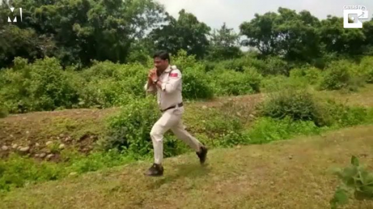 Eroul zilei: un poliţist din India a ALERGAT 1 km cu o bombă de 10 kg, ca să salveze 400 de elevi
