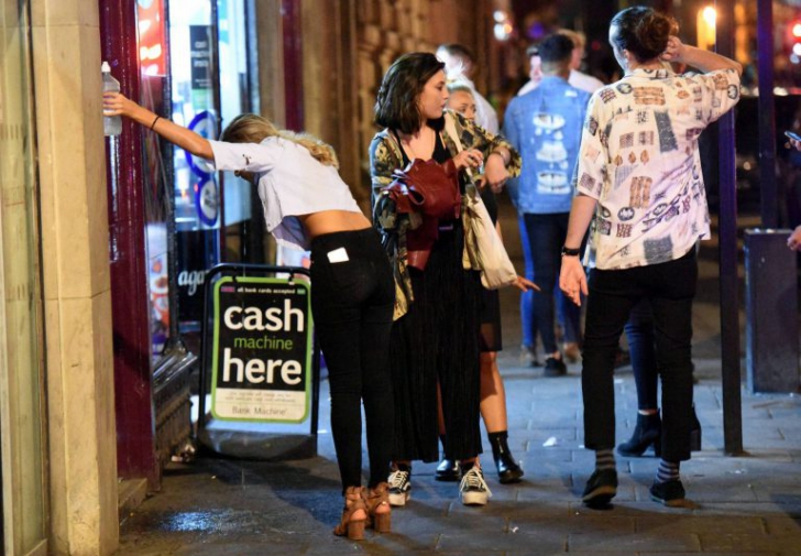 Imaginile EXCESULUI: cum arată finalul unui weekend de trei zile, pentru tinerii britanici 