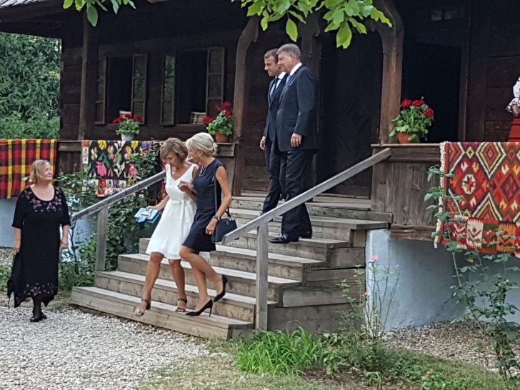 Întâlnirea Iohannis-Macron s-a mutat la Muzeul Satului. Ce a vizitat președintele francez