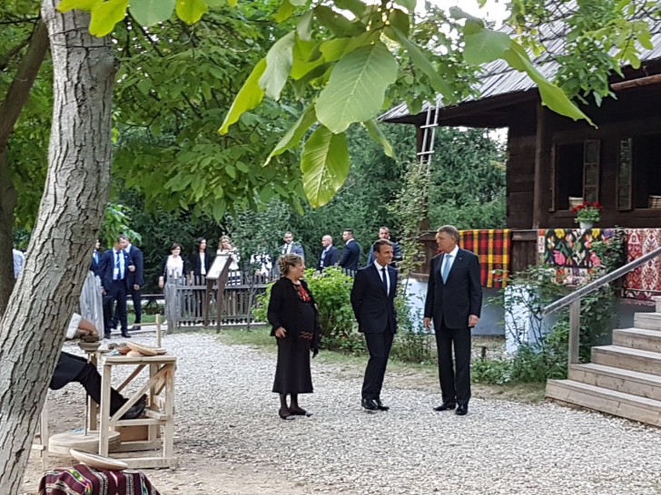Întâlnirea Iohannis-Macron s-a mutat la Muzeul Satului. Ce a vizitat președintele francez