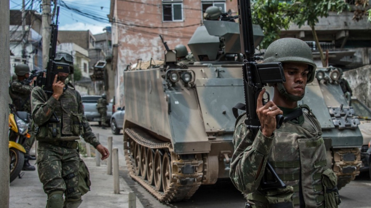 Stare de ALERTĂ. Armata a intrat violent în favelele din Rio de Janeiro