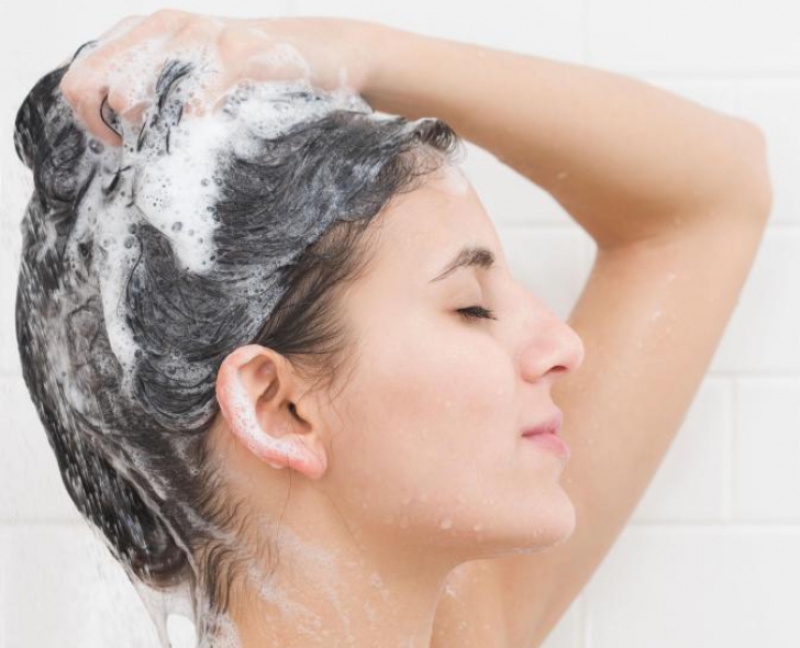 De ce este recomandat să adaugi sare în şampon înainte de fiecare spălare. Efectul e incredibil!