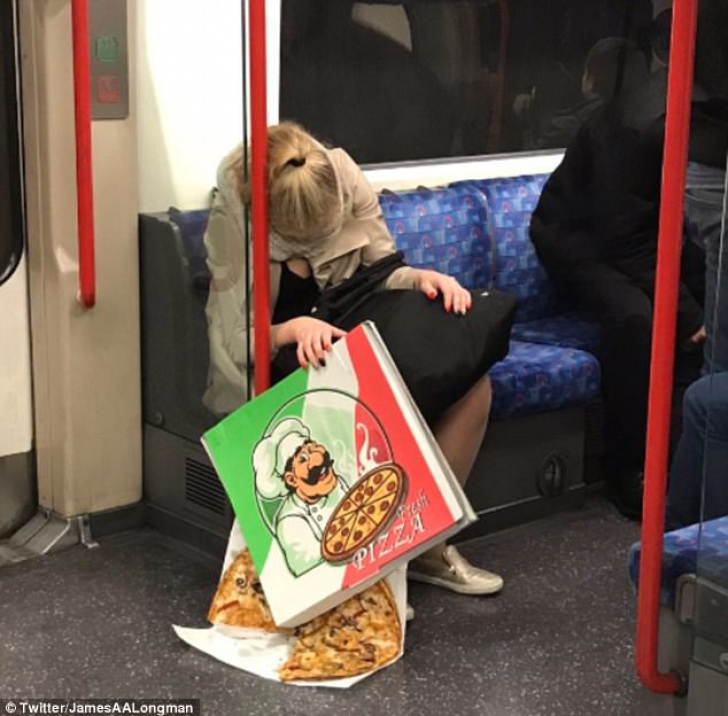A adormit în metrou și apoi a devenit subiect de glume pe internet! Cum a fost suprinsă tânăra