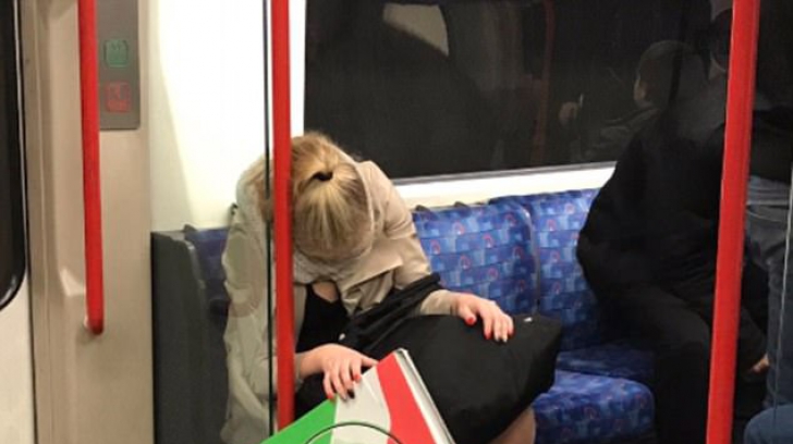 A adormit în metrou și apoi a devenit subiect de glume pe internet! Cum a fost suprinsă tânăra