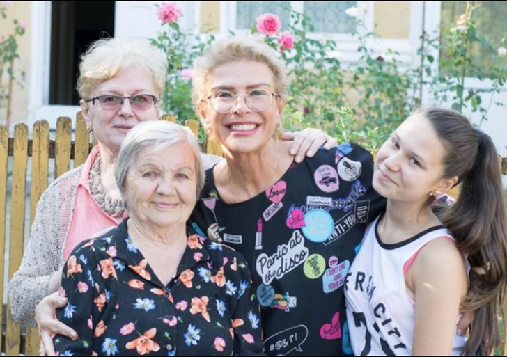 Teo Trandafir a făcut publică o IMAGINE RARĂ cu familia sa: "4 generaţii de fete"