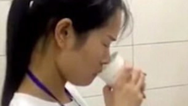 Șocant! Angajați obligați să bea apă din toaletă! Ce companie a apelat la această pedeapsă odioasă