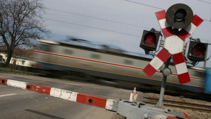 Un tren regio a lovit o maşină condusă de un tânăr, la o trecere la nivel cu cale ferată 