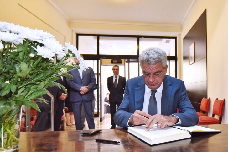 Atentat Barcelona. Mihai Tudose a semnat în cartea de condoleanţe a ambasadei Spaniei la Bucureşti