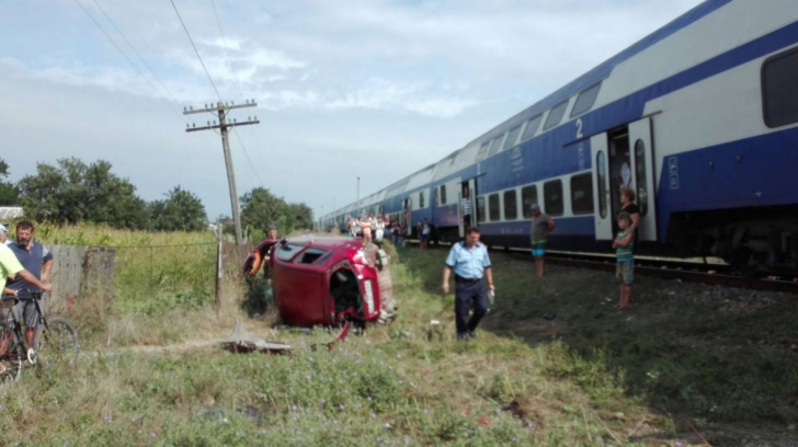Accident groaznic la Tuzla! Mașină zdrobită de tren, după ce șoferul nu s-a asigurat