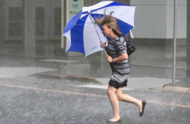 ALERTĂ METEO. Cod GALBEN de fenomene periculoase: furtuni şi grindină. Potop &icirc;n ţară!