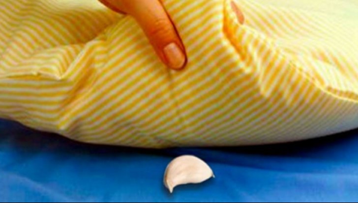 De ce este bine să dormi cu usturoi sub pernă