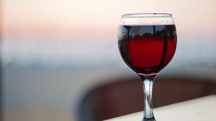 Câte pahare de vin trebuie să bei zilnic ca să nu te îmbolnăvești de inimă