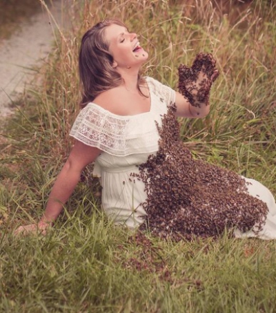 A făcut şedinţa foto de gravidă lângă un stup de albine. Ce s-a întâmplat acolo este INCREDIBIL