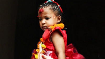 O fetiţă de 3 ani, numită noua "zeiţă vie" din Nepal. La ce TEST a fost supusă, înainte