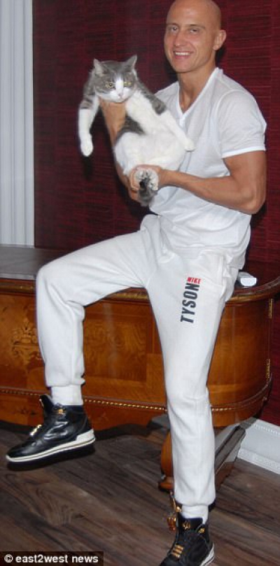 Îşi spune GURU şi vrea să "lumineze" Rusia prin sex şi orgii. Cum arată adeptele bărbatului