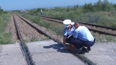 Șocant! Copil de 4 ani spulberat de tren, după ce a fost lăsat singur în căruță