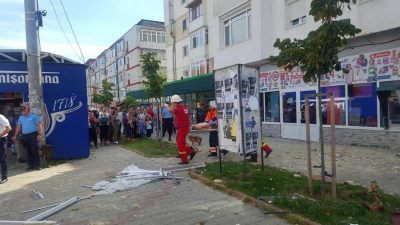 Explozie puternică în Botoşani: 4 victime. Blocul a fost fisurat, locatarii au fost evacuaţi
