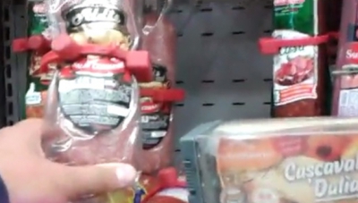 Salam cu antifurt și cașcaval închis în cutii blindate, într-un supermarket din Constanţa