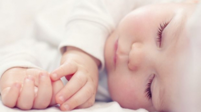 Tragedie! Un bebeluș a murit în somn, chiar lângă mama sa