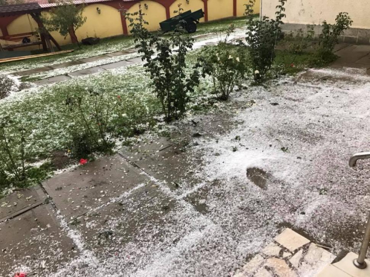 Furtuna face ravagii în Gorj: "munţi" de grindină au acoperit o comună