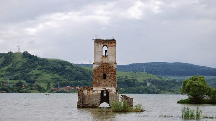 VIDEO. Biserica înghiţită pe jumătate de un lac de acumulare, pusă la pământ de o furtună puternică
