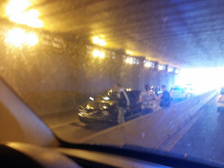 VREME EXTREMĂ. Accident în Băneasa. Trafic blocat în Bucureşti. FOTO