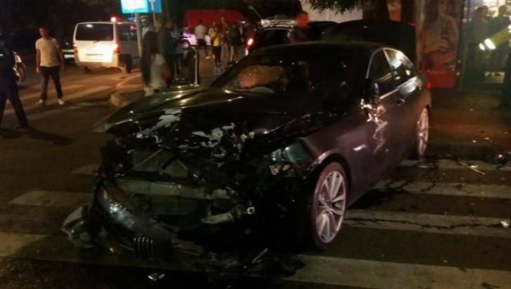 Impact violent la Brăila, după ce un şofer a forţat culoarea semaforului
