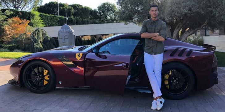 Poliţia a zărit un Ferrari F12, de 300.000 €. Când au văzut cine-i şoferul, i-au cerut autograf