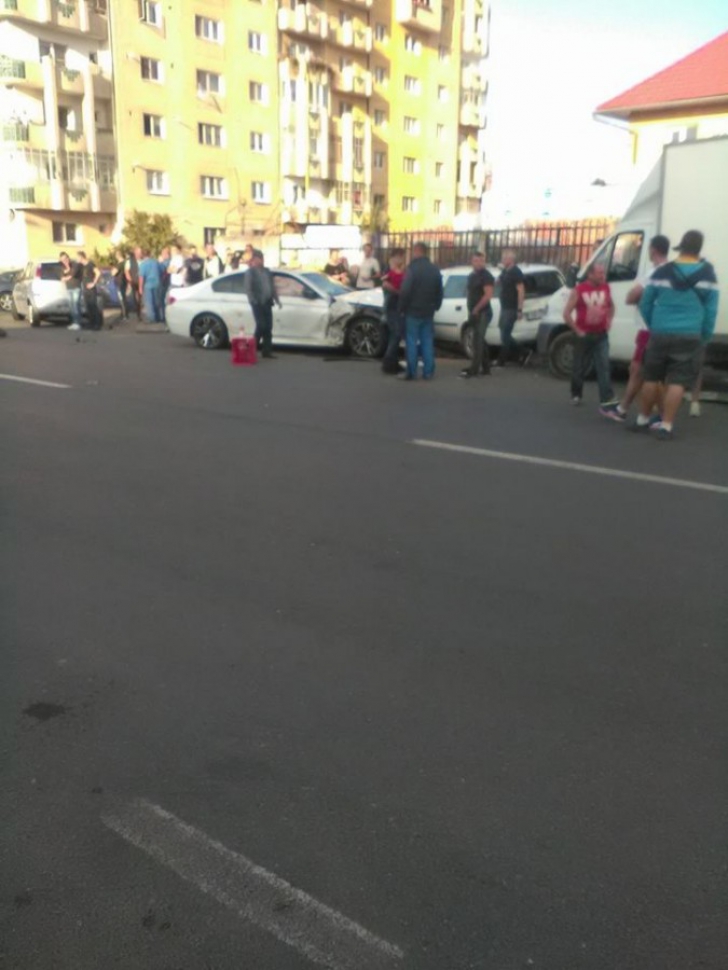GRAV accident în centrul Sibiului: 5 maşini, implicate. Un pieton, prins între ele: e în stare gravă