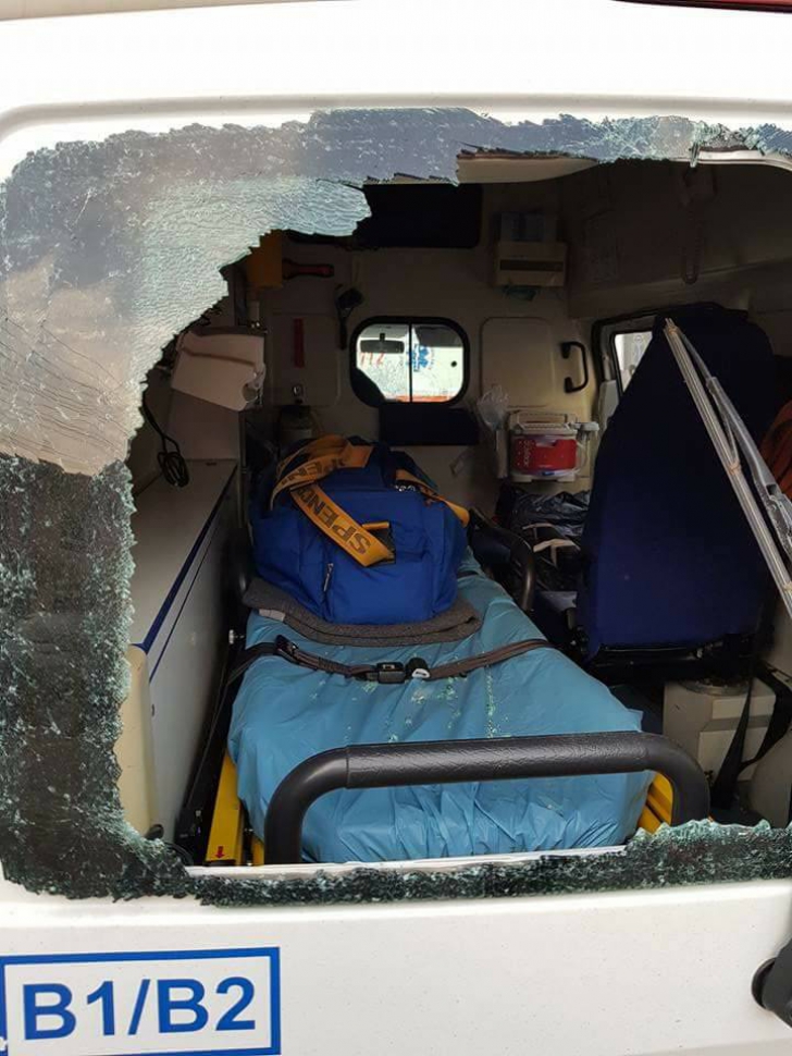 Șocant! Echipaj de ambulanță atacat cu bolovani chiar de pacientul la care au fost chemați