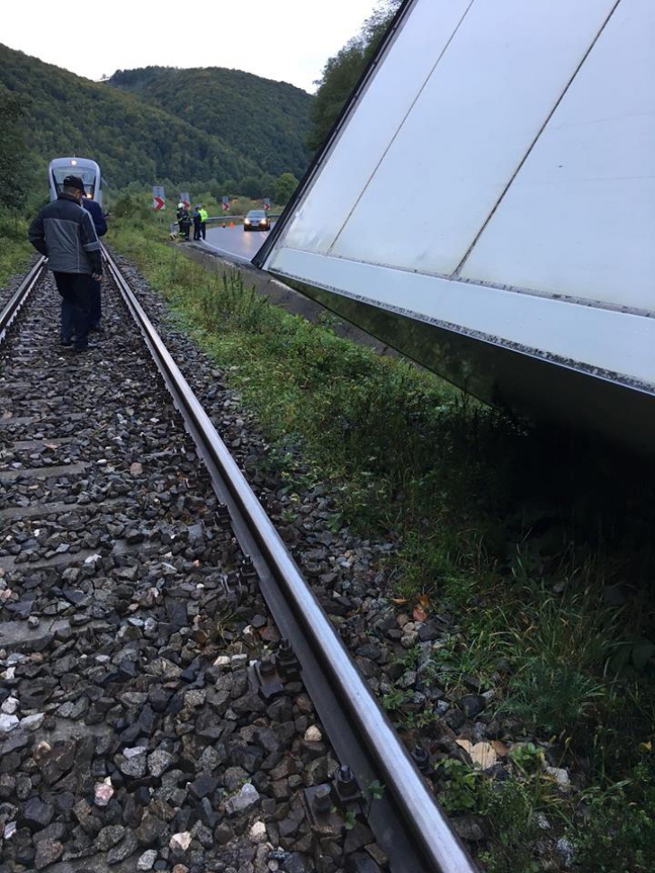 GALERIE FOTO. Trenuri blocate din cauza unui TIR. Anunţul CFR Infrastructură