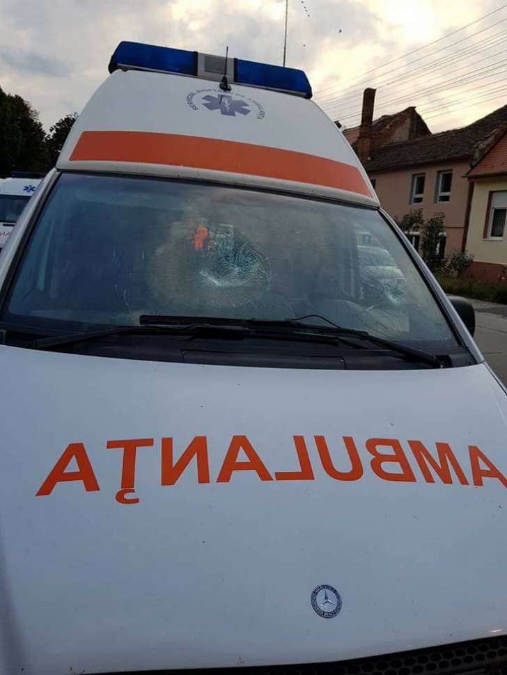 Șocant! Echipaj de ambulanță atacat cu bolovani chiar de pacientul la care au fost chemați
