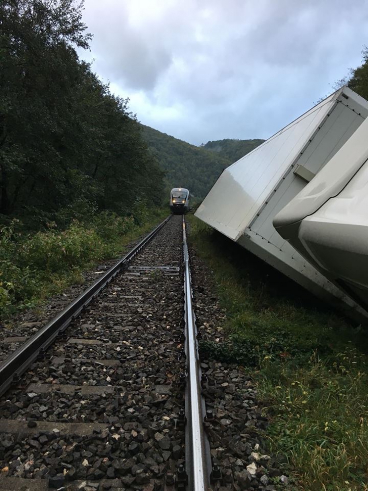 GALERIE FOTO. Trenuri blocate din cauza unui TIR. Anunţul CFR Infrastructură